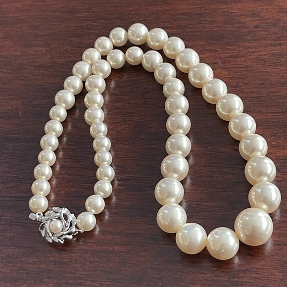 Vintage Jewelry - White man made graduated pearl silver necklace